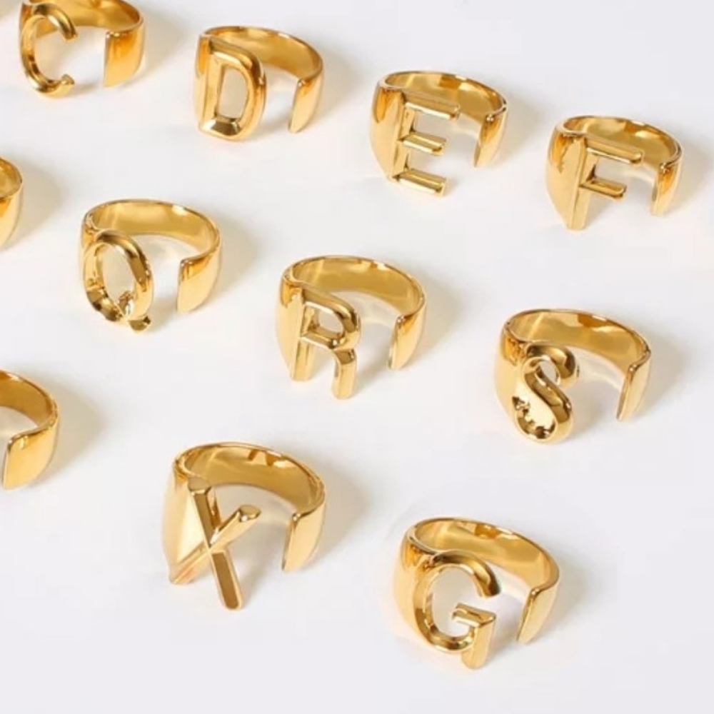 Gold intial/letter ring- "S"